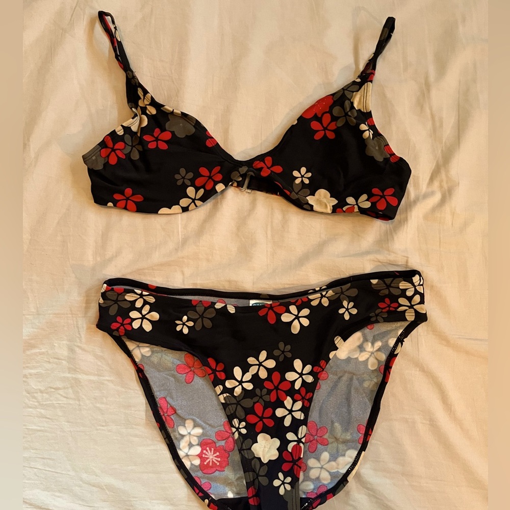 Medium old navy swimsuit